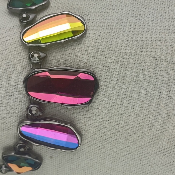 Gorgeous Edgy Oil Spill Multicolor Multifaceted Eyecatching Statement Necklace - Picture 3 of 12